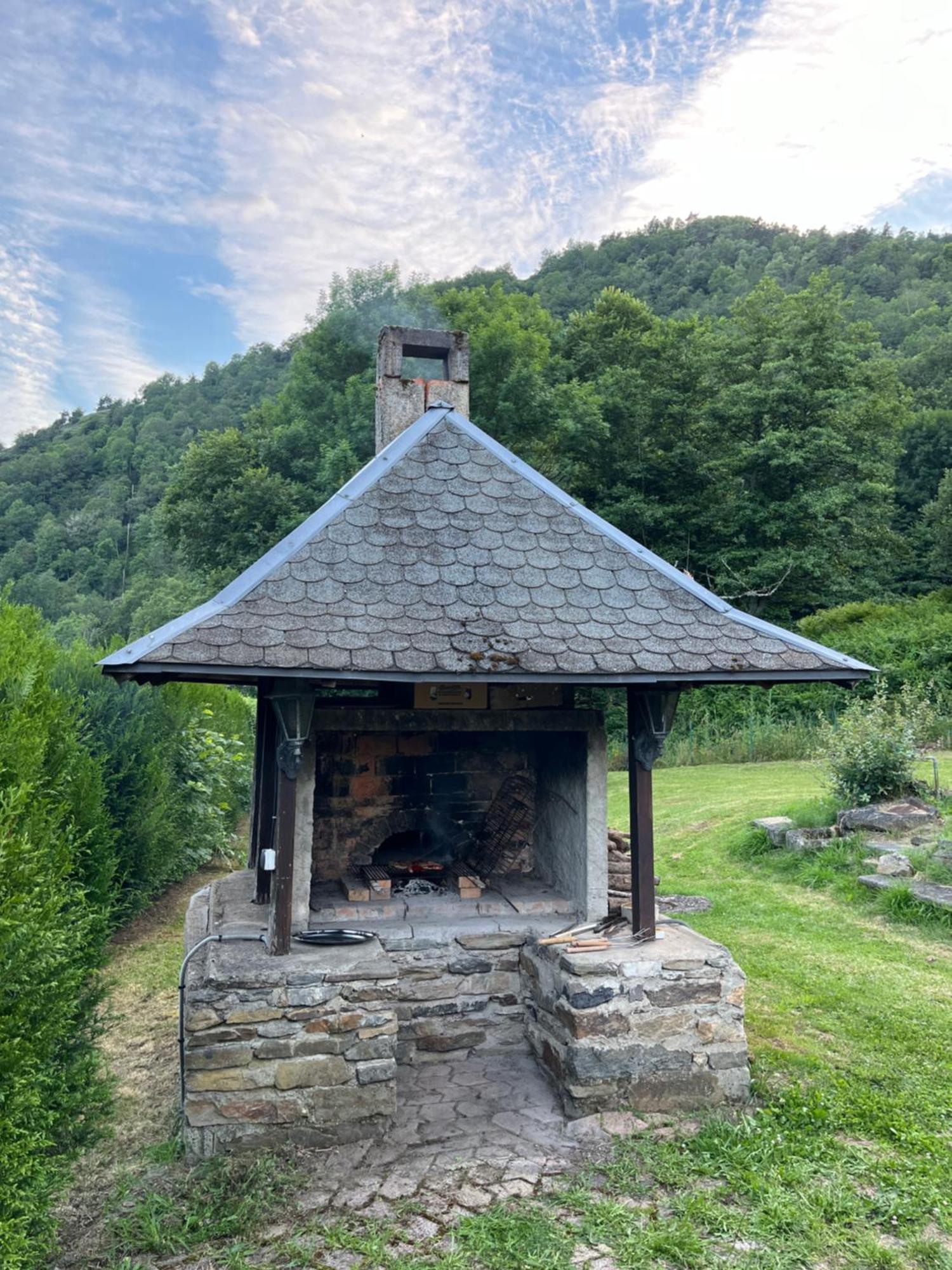Gite-Auberge Du Pont De Lanau Neuvéglise Esterno foto