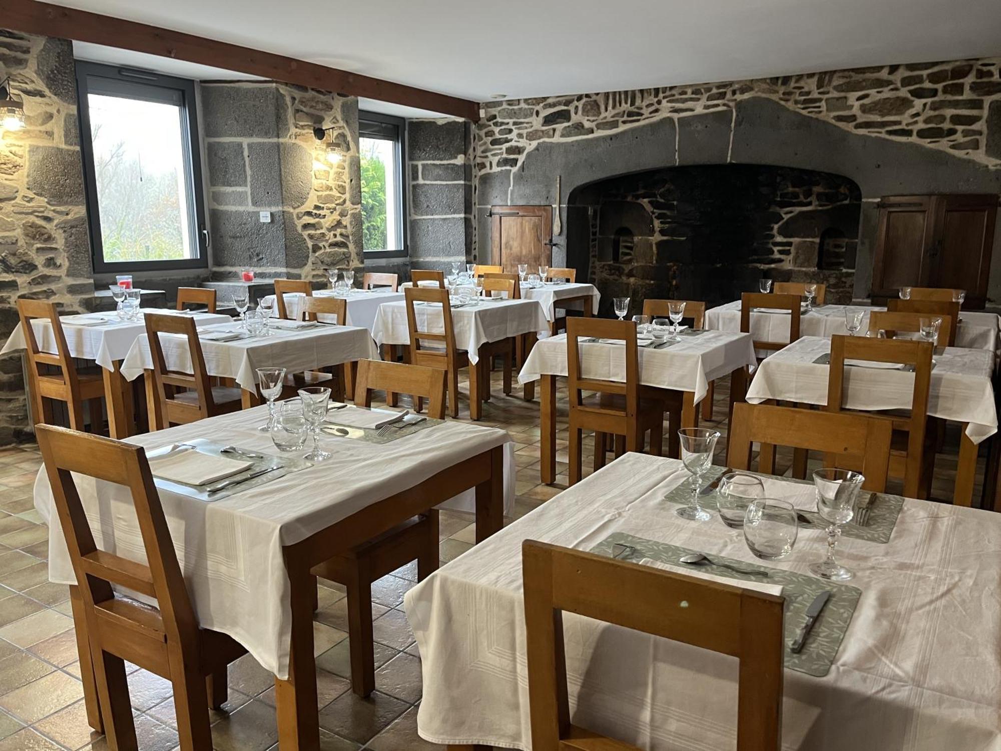 Gite-Auberge Du Pont De Lanau Neuvéglise Esterno foto