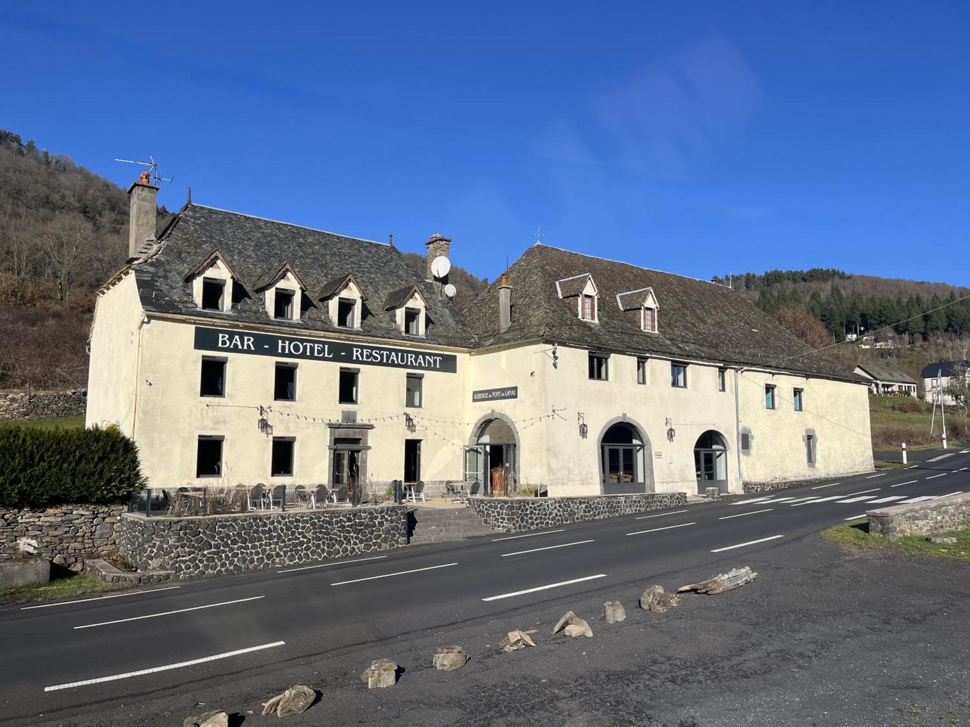 Gite-Auberge Du Pont De Lanau Neuvéglise Esterno foto